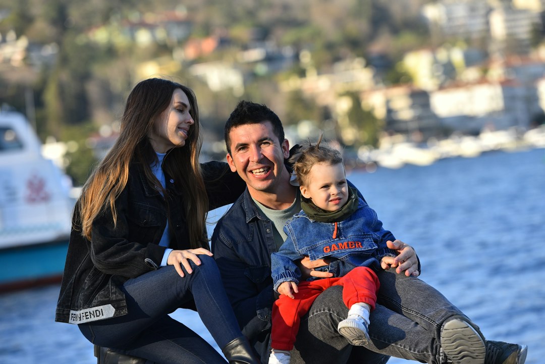 Aile sağlık sigortası ve yaşam güvencesini temsil eden çift