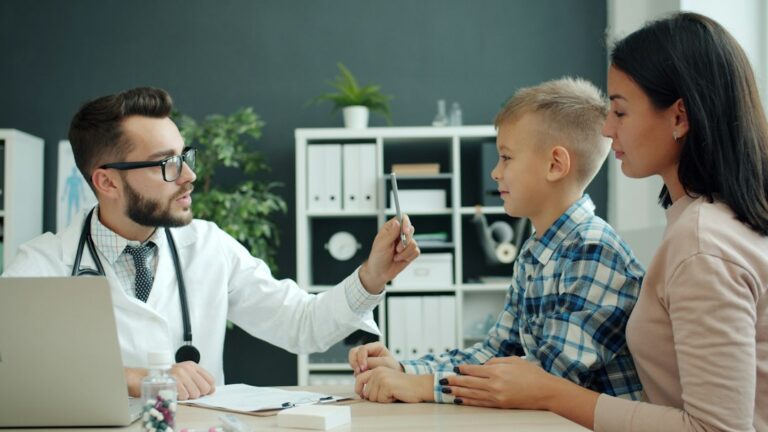 Tamamlayıcı sağlık sigortası karşılaştırması için aile ve doktor görüşmesi